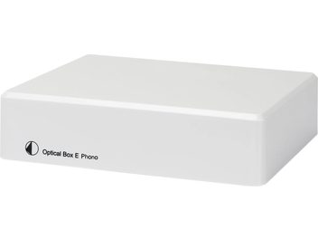 Pro-Jecti Optical Box E Phono valge eelvõimendi, valge ristkülikukujuline korpus, kergelt ülevalt vaates esivaatest