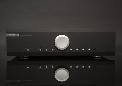 Stereoforstærker Musical Fidelity M6i sort set forfra, knapper og stik på forsiden, stor sølvfarvet drejeknap