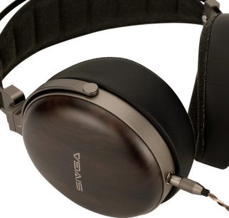 Close-up van de Sivga Peng hifi-hoofdtelefoon, donkerbruine behuizing, zwarte oorkussens en gevlochten kabel