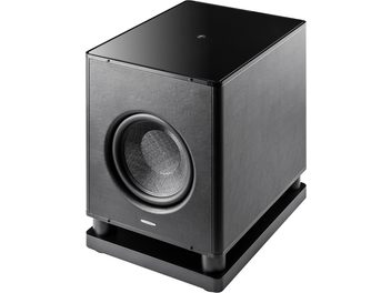Černý subwoofer Sonus Faber Gravis VI, pohled ze tří čtvrtin s viditelným předním reproduktorem a vyvýšeným podstavcem