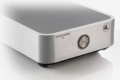 Alimentatore esterno Smart Power 12V argento ClearAudio in alluminio spazzolato, vista frontale leggermente dall'alto, pulsante e presa jack sulla parte anteriore
