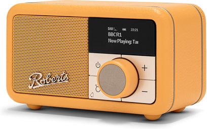 Forside fra højre af Roberts Revival Petite 2 bordradio i gul med kornet kunstlæderbeklædning, udstyret med en bred perforeret metalhøjttalergitter med logo, et sort digitalt display og en stor central cirkulær knap omgivet af knapper.