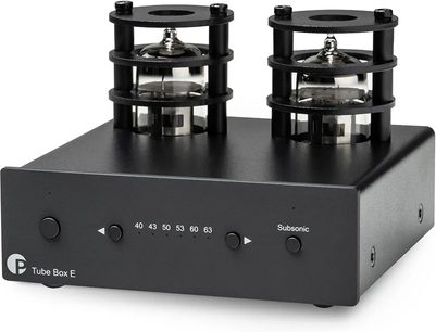 Προενισχυτής phono Pro-Ject Tube Box E μαύρος με δύο εμφανείς λυχνίες στο επάνω μέρος, σε τρισδιάστατη λήψη