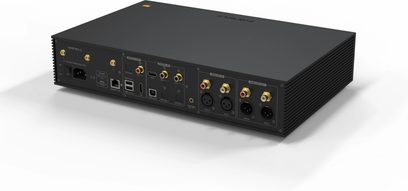 Мережевий аудіоплеєр EverSolo DMP-A8 чорного кольору, вид спереду, 8 золотих аудіовиходів RCA, порти USB та Ethernet, LED-дисплей
