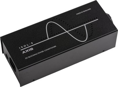 Acondicionador de red Isol-8 Axis 20 negro, carcasa rectangular con motivo sinusoidal plateado, visto en tres cuartos