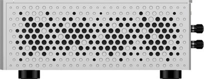 Lys grå aluminiumsforsterker, sidevisning, sidepanel med flere sirkulære hull, to utstikkende svarte terminaler og svarte sylindriske føtter