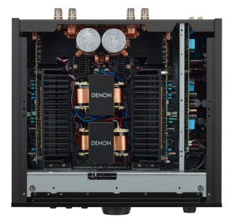 Innvendig visning av Denon-forsterker, elektroniske komponenter, sirkulære kondensatorer, kobberspoler, flerfarget kabling