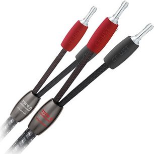 Tre Audioquest Type 8-kabler med bananstik, to røde og en sort, i nærbillede på hvid baggrund
