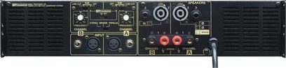 Ενισχυτής ισχύος Yamaha P2500S, πρόσοψη, μπροστινή όψη. Μαύρη πρόσοψη με κουμπιά, συνδέσμους και ενδείξεις