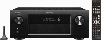 Černý domácí kino zesilovač Denon AVR-3313CI, pohled zepředu, modrý displej, stříbrná tlačítka a ovládací kolečka, 2 černé otočné knoflíky