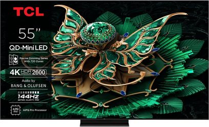 Televisore ad alta definizione TCL 55C7K nero, cornice sottile in plastica e base centrale in metallo, schermo piatto da 55 pollici che mostra un motivo a farfalla verde smeraldo, vista frontale