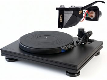 Tocadiscos negro visto de tres cuartos, con brazo curvado, cápsula azul y primer plano de una cápsula Ortofon 2M
