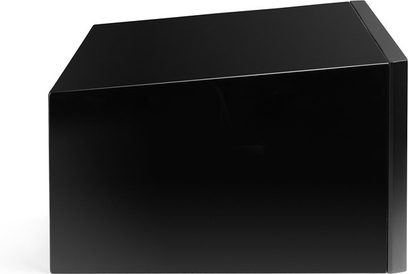 Centrální reproduktor MartinLogan Motion XT C100 v černé lakové úpravě s hladkým a lesklým povrchem, pohled z boku v mírném úhlu