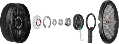 Vue latérale éclatée du casque hifi filaire ouvert Sennheiser HD 660S2, composants circulaires noirs en plastique et métal argenté alignés horizontalement, incluant mousse d’oreillette en tissu, diaphragme transparent cerclé de rouge, transducteur dynamique câblé et large grille métallique perforée