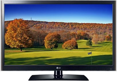 LG 42LV5500-fjernsyn viser en golfbane med træer i efterårsfarver under en skyfri blå himmel