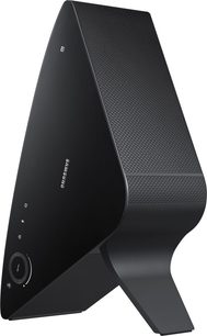 Trådløs Samsung WAM 750 højttaler i sort, set fra venstre trekvartersvinkel, afrundet trekantet form, sort gitter