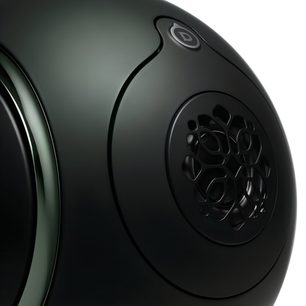 DEVIALET Phantom Ultimate 98 dB Deep Forest, temno zelena plastična ohišja, prežeta kovinska rešetka, stranišče v velikem približevanju