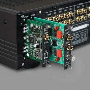 Cartelă de extensie DAC-60 inserată într-un dispozitiv electronic, vedere laterală, conectori coaxiali, optici, USB vizibili