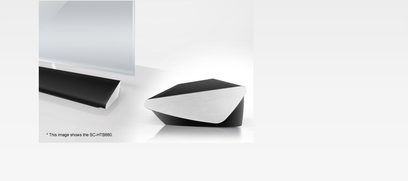 Panasonic SC-HTB880 sort og sølvfarvet soundbar, set forfra i perspektiv, på hvid baggrund