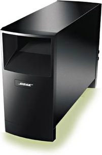 Svart Bose Acoustimass 10 Series V høyttalerhøyttaler, trekvartsvisning forfra, kubisk form, blankpolert frontpanel