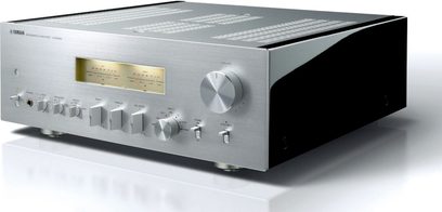 Yamaha A-S2200 Silber Stereo-Hi-Fi-Verstärker, Frontansicht, silberne Frontblende mit Knöpfen und Drehregler, goldene Anzeige