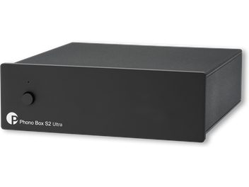 Preamplificator phono Pro-Ject Phono Box S2 Ultra negru, carcasă compactă dreptunghiulară, panou frontal cu buton circular și logo