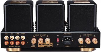 Redson RA-2068 sort hi-fi stereoforstærker, frontvisning, 3 gyldne knapper, 8 sølvfarvede knapper, 3 jackstik, 2 RCA-stik