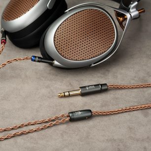 Åbne kablede hi-fi-hovedtelefoner Meze Audio Poet med ovale ørepuder, metalgitter med geometrisk mønster, snoede kobberkabler, 6,35 mm jackstik
