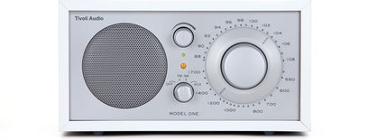 Hvid/sølv Tivoli Model One bordradio, set forfra, metalgitter til venstre, stort højre ur, to knapper