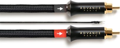 Advance Paris Link RCA phono-kabel 1,5 m, sort nylonstrømpe med flettemønster, forgyldte RCA-hanstik med cylindriske sorte huse mærket “ADVANCE PARIS”, grå og rød retningsring samt ekstra jordledning, sidevisning i nærbillede