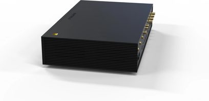 Мережевий аудіоплеєр EverSolo DMP-A8 чорного кольору, вид спереду з легким нахилом, прямокутна форма, чорна фронтальна решітка