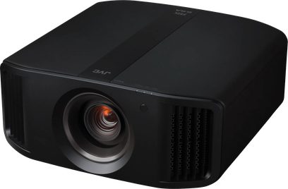 JVC DLA-NZ7 sort videoprojektor, let skråt forfra, centreret linse, sideventilationsgitre