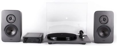 Platan vinil hi-fi Rega System One cu capac transparent, amplificator negru dreptunghiular, 2 boxe negre dreptunghiulare