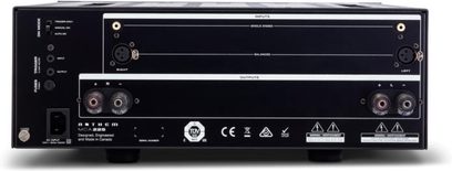 Anthem MCA-225 sort effektforstærker, set forfra, med knapper, stik og display