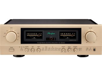 Accuphase E-3000 -stereointegroituvahvistin, samppanjanväristä alumiinia, etunäkymä, suorakulmainen etupaneeli, jossa keskellä musta paneeli ja kaksi taustavalaistua VU-mittaria, suuret pyöreät sisääntulo- ja äänenvoimakkuusvalitsimet sivuilla, alarivissä painikkeita ja potentiometrejä