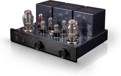 Cayin CS-300A Noir, integrovaný stereofonní lampový zesilovač, černý kovový kryt s přední stranou z kartáčovaného hliníku, dva velké kulaté knoflíky na předním panelu, šest skleněných elektronek na horní straně a tři krychlové kryty transformátorů vzadu, pohled z tříčtvrtečního úhlu zepředu
