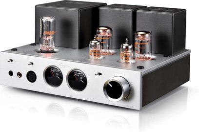 Zilverkleurige en zwarte Cayin HA-2A hi-fi hoofdtelefoonversterker van metaal, driekwart van voren gezien, met vier zichtbare glazen buizen, drie transformatorkappen aan de achterkant, twee ronde VU-meters, hoofdtelefoonaansluitingen en een grote volumeknop op het frontpaneel