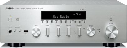 Yamaha R-N602 stereoforstærker set forfra i sølv, børstet aluminiumsfront, display, knapper og stik