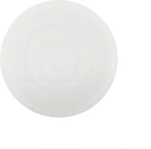Wbudowany w sufit głośnik P65-RX v2 z białą perforowaną okrągłą kratką, widok z przodu, minimalistyczny i dyskretny design