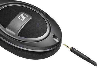 Sennheiser HD-559 sort åbent hi-fi hovedsæt, set fra venstre profil, stofbeklædt ørepude og hovedbøjle, 3,5 mm jackstik kabel