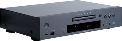CD přehrávač Onkyo ICON C-30 v černém kovovém provedení, pohled z předního tříčtvrtečního úhlu, přední šuplík, jantarově podsvícený displej, sluchátkový výstup a tlačítka