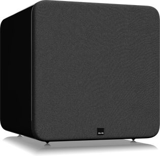 SB17-Ultra R|Evolution subwoofer i sort lak, set fra trekvart vinkel, front i sort stof, afrundede hjørner, SVS-logo nederst
