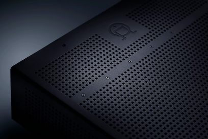 Nærbillede ovenfra af det matte, sorte perforerede metaldæksel på Primares A35.8 multikanal effektforstærker
