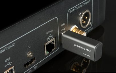 Bærbar USB til XLR lydkonverter fra Audioquest Jitterbug FMJ i børstet aluminium, tilsluttet en unavngiven enhed