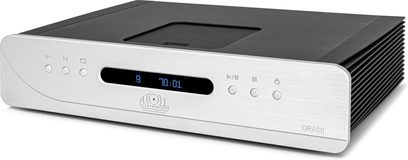 Atoll Electronique DR400 Evolution ezüst csiszolt alumínium CD-lejátszó, háromnegyedes előlátás, középen kék digitális kijelző, mindkét oldalon három-kör alakú vezérlőgombbal, fekete felső fedél, betöltő nyílással és széles oldalsó hűtőbordákkal