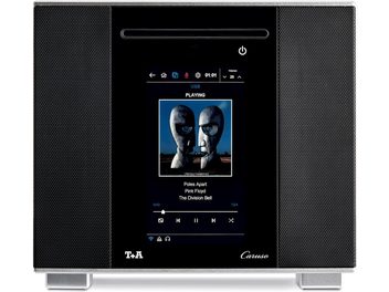 Enceinte connectée T+A Caruso noire et argentée, vue de face avec écran central allumé et grilles latérales