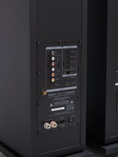 Aktivní reproduktor Elipson Horus 11 BT Phono v matné černé, zadní pohled, kovový panel se vstupy RCA, optickým vstupem a HDMI ARC
