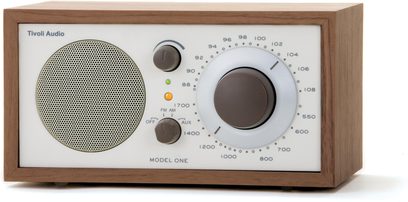 Radio da tavolo Tivoli Model One in legno di noce, frontale beige, grande quadrante a destra, altoparlante perforato a sinistra