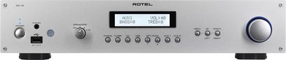 Rotel RA-12 sølvfarvet integreret forstærker, frontpanel med display, knapper, hovedtelefon- og aux-stik, volumenkontrol