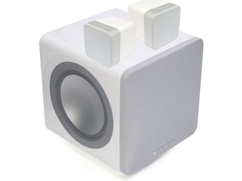 Komplet 2.1 zvočnikov Cambridge Audio System 212 v beli barvi, sestavljen iz basovskega zvočnika in dveh kubičnih satelitskih zvočnikov, prikazan s tričetrtinskega pogleda spredaj